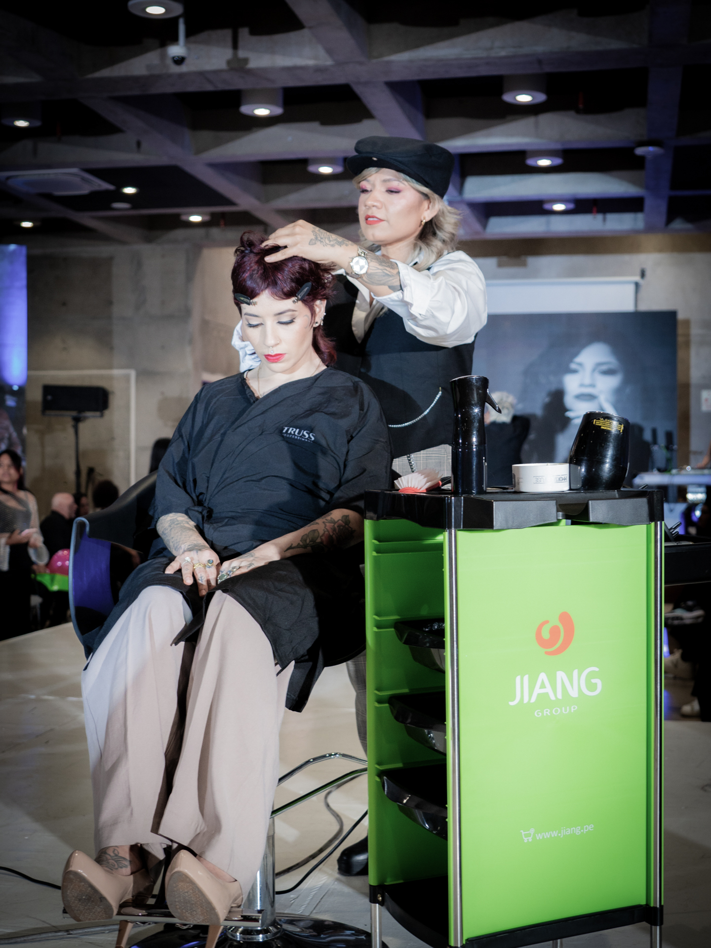 Nataly Avalos realizando un corte en escenario